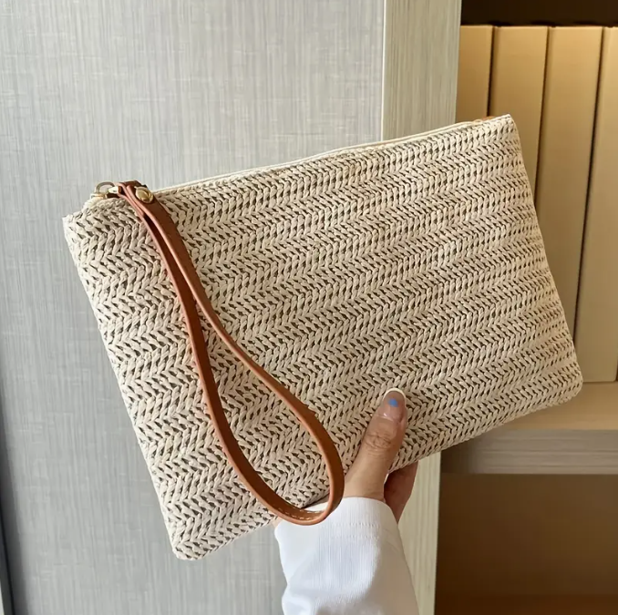 Pochette en paille tressée avec dragonne