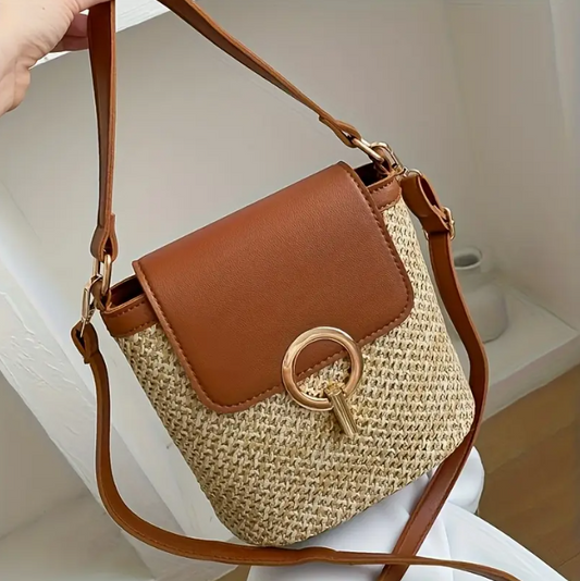 Sac à main en paille au design chic et moderne