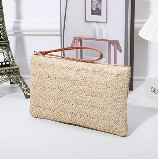 Pochette en paille tressée avec dragonne